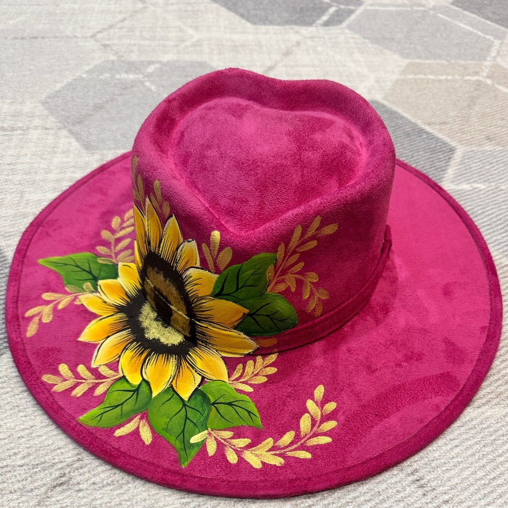 Hand painted Fuchsia suede hat - Picture 4 of 4